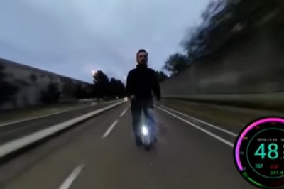 Awaria monocykla przy 50 km/h. Kask oczywiście był mu zbędny
