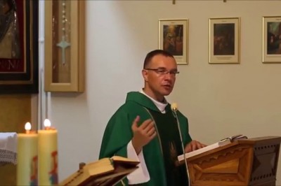 Ksiądz podczas kazania troszkę odleciał: „Kobieta w spodniach jest czymś złym w oczach Pana”