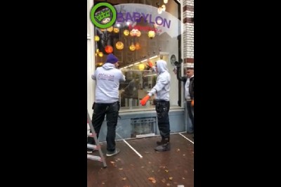 Mati weź to przytrzymaj, a ja będę mierzył. Trzech specjalistów i wymiana szyby