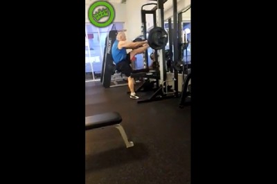 Dziadek na siłce ćwiczy wytrzymałość piszczeli. Prawdziwy twardziel