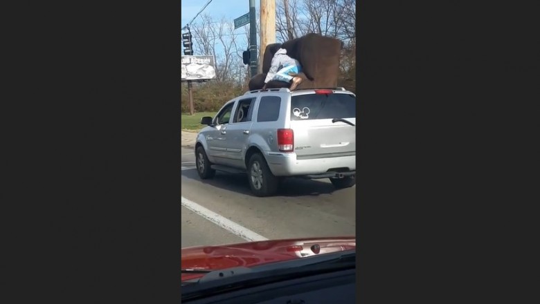 Janusze transportu w akcji. Siedział na kanapie umieszczonej na dachu SUVa