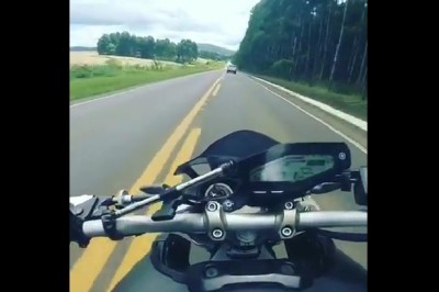 Farciarz roku. Rozpędzony motocyklista kontra ogromny SUV