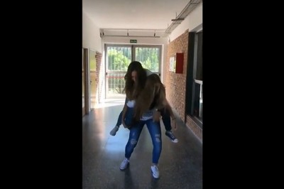 Blondynie już się nie udało, czyli zabawa czterech dziewczyn na przerwie w szkole