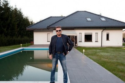 Rutkowski pochwalił się domem którego wnętrze sam zaprojektował. Złote krzesła i schody to tylko część przepychu 