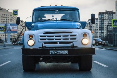 Wsadzili napęd z BMW X5 do starej ciężarówki. Do 100 km/h ma teraz 5,5 sekundy