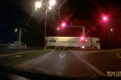 Zanim wjedziesz na zielonym na skrzyżowanie dobrze się rozejrzyj. Ku przestrodze