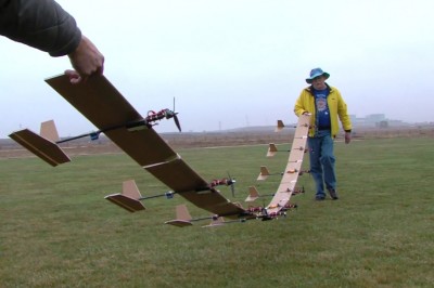 Dziewięć połączonych ze sobą zdalnie sterowanych samolotów