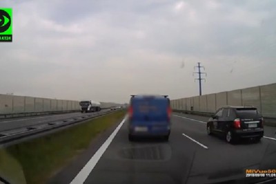 Nagranie jak szeryf z busa blokował karetkę wiozącą serce do przeszczepu na A4