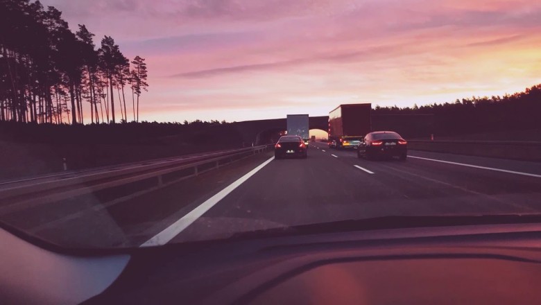 BMW i Audi blokują TIRa na autostradzie za zbyt długie wyprzedzanie