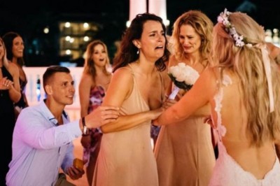  Panna młoda miała rzucać bukiet dla siebie ale nagle oddaje go przyjaciółce. Jej zaskoczenie jest ogromne