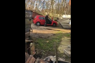 Konkretna petarda kontra VW Polo. Takiego efektu chłopaki się nie spodziewali