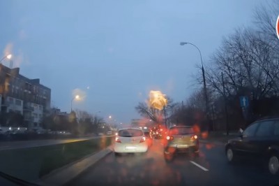 Za taką jazdę chyba powinni mu prawko zabrać. Królewicz z Golfa daje popis jazdy