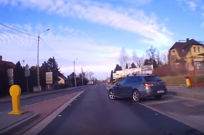 Nieudane zawracanie z groźną kolizją. Nigdy tak nie róbcie