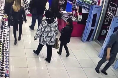 Ziomek rozwalił system tym co wypakował z walizki w sklepie. Mina kasjerki bezcenna