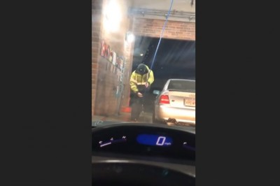 Ziomek nie ogarnął działania myjki ciśnieniowej. Latał z nią po całej myjni