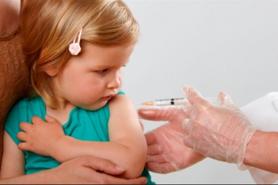 Matka wpada w furię i próbuje się zemścić, kiedy jej nieszczepiona córka nie zostaje zaproszona na przyjęcie