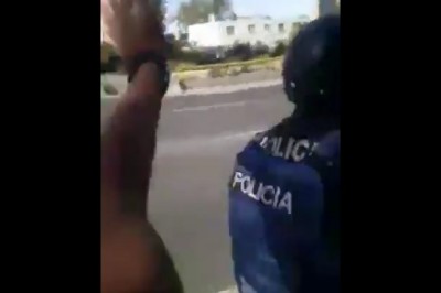 Walnął dwóch policjantów w łeb podczas jazdy motocyklem. Popis chamówy