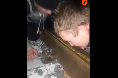 Przyłożyli języki do szyny. Chcieli sprawdzić scenę z filmu „Głupi i Głupszy”