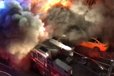 To był moment. Strażacy pochłonięci przez ogień podczas gaszenia sklepu