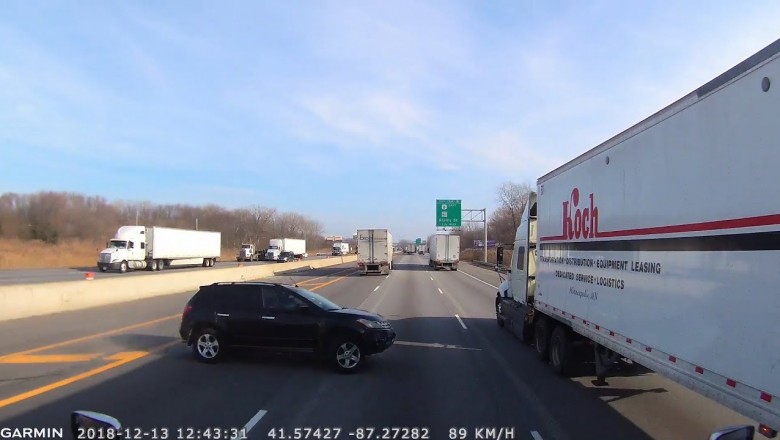 Wleciał Vanem w dwa TIRy. Groźnie wyglądający wypadek na autostradzie