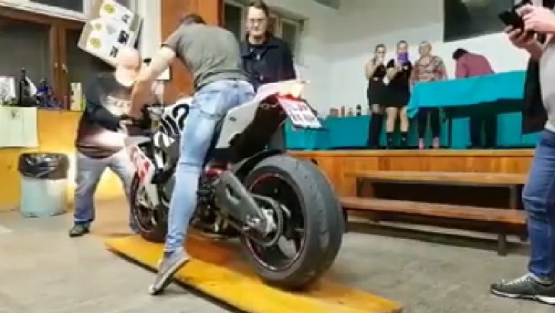 Dziewczynie się oberwało. Bardzo nieudane palenie gumy motocyklem w pomieszczeniu