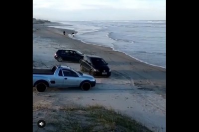 Chcieli strzelić popis motorami na plaży. Wyszło żenujące kasowanie motocykla