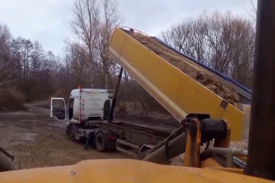 Edek trzasnął drzwiami i położył całego TIRa na bok - pechowy dzień kierowcy