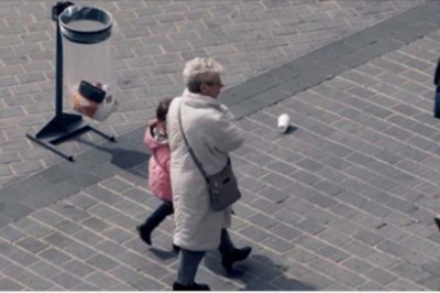 Podniósł z ziemi kubek i wrzucił go do kosza. Nie spodziewał się, że ludzie wokół tak zareagują