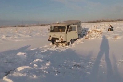 Edek mówiłem Ci, żebyś nie trzaskał drzwiami. Nowiuśkie auto zatopione