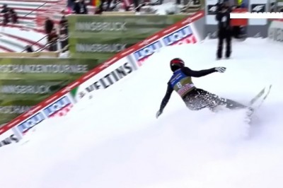 Nagranie z niespotykanej sytuacji podczas skoków. Nie zdążył wyhamować i wyleciał