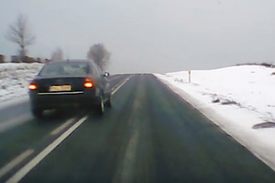 Jazda „na pewniaka” zakończona konkretnym poślizgiem na DK11