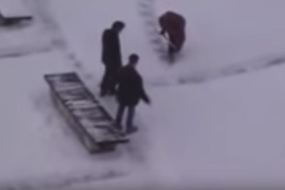 Jak wkurzyć sąsiadów w zimie? Tego epickiego pomysłu jeszcze nikt nie przebił