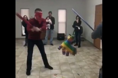 Ziomek lekko przesadził z tym kijem baseballowym. Impreza mogła się źle skończyć