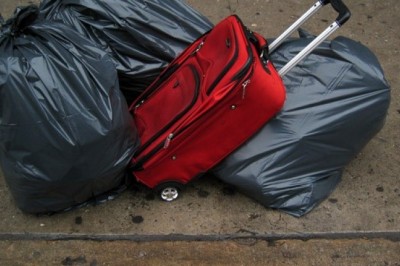 Znaleźli na śmietniku walizkę razem z zawartością. Całe miasto szuka właściciela, żeby zapłacił za to, co było w środku