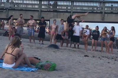 Chciał zrobić popis przed dziewczynami na plaży. Wyszła lekka żenada 