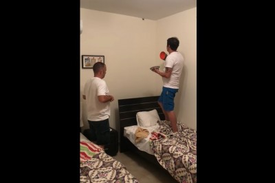 Seba weź ty to zrób. Trzech typów kontra ogromy pająk w sypialni