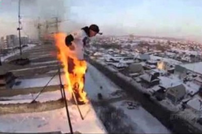 Ekstremalny skok z 9 piętra bloku prosto w górę śniegu 