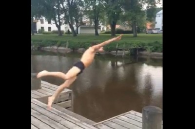 Niewiele brakowało, a wylądowałby na wózku. Skok do wody, który mógł się bardzo źle skończyć