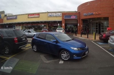 Jak one zdają te prawa jazdy? Kobieta „parkuje” przed marketem 