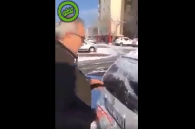 Gość wpadł na nietypowy pomysł odśnieżania samochodu