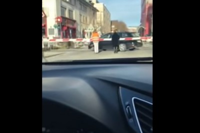 W minutę skasowała swoje auto. Kobieta na czerwonym wjechała na przejazd kolejowy