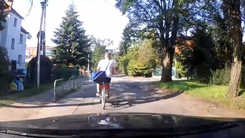 Założył słuchawki i myślał, że jest królem życia na rowerze. Niebezpieczna sytuacja