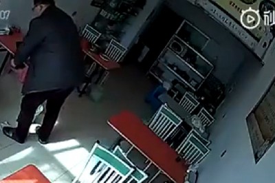 Zdemolował całą restaurację w kilka sekund. Wpadł niczym sanepid