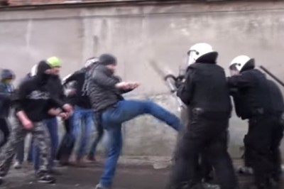 Uwolnić Łysego! Zadyma z policjantami przed zakładem w Cieszynie