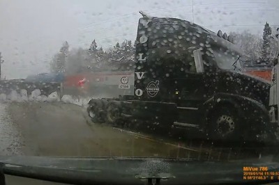 Ogromny TIR z naczepą kontra pociąg. Nagrywający oszukał przeznaczenie