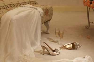 85-latek totalnie zaskoczył swoją młodą żonę w noc poślubną. Takich słów się nie spodziewała