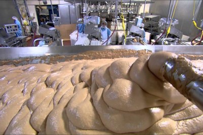 Jesteście ciekawi jak się robi parówki do hot dogów? Z wizytą w jednej z fabryk