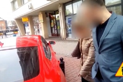 Przepychanka pracownika banku z rowerzystą blokującym wyjazd klientki 