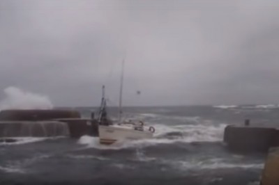  Polski jacht w czasie sztormu wchodzi do portu w Szwecji. To jest dopiero opanowanie