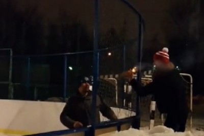 Ojciec z dzieckiem robi szybki porządek z dwoma cwaniakami na lodowisku